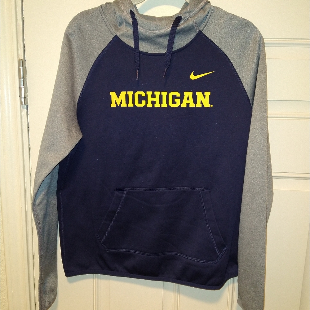 Nike Michigan Wolverines NCAA Therma-Fit Pullover Hoodie Women's sz Medium.